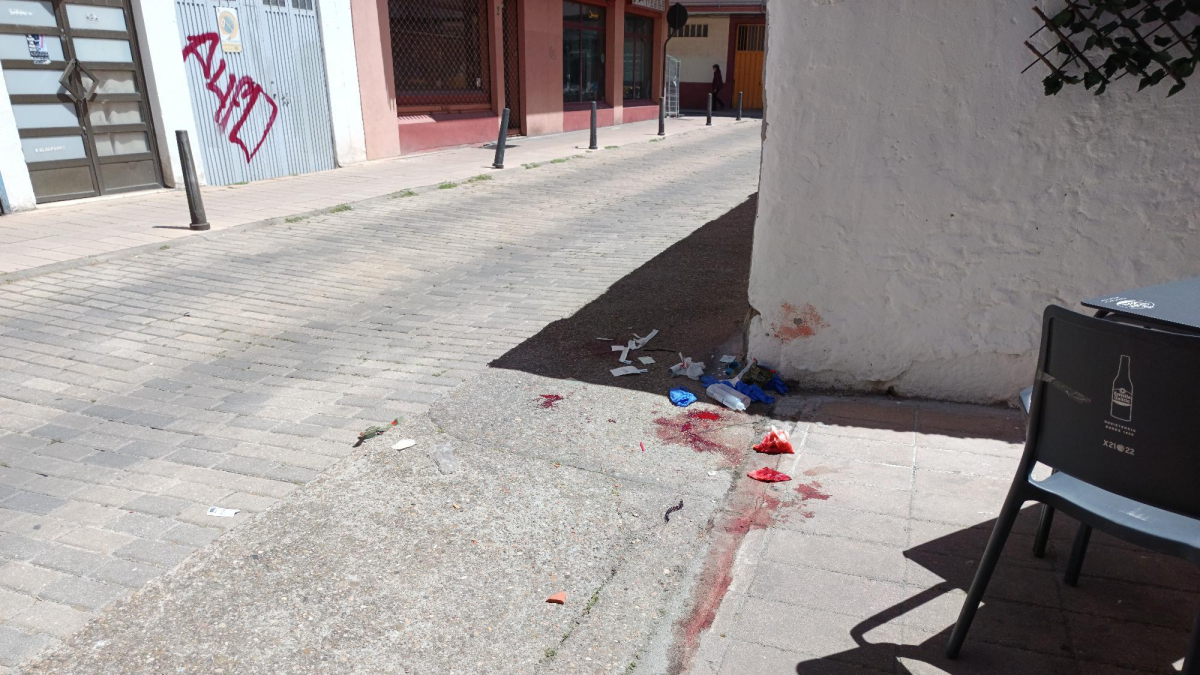 Sangre del herido a machetazos en la calle Sinagoga de Valladolid