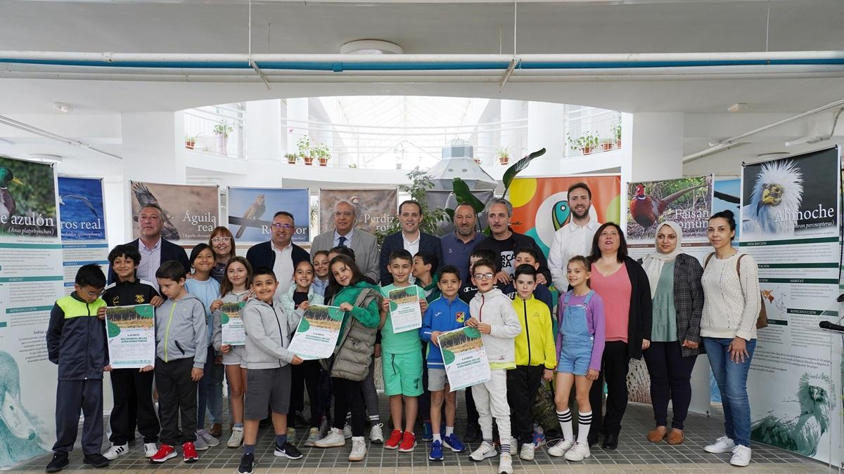 Alumnos de los colegios Virgen de Sacedón (Pedrajas de San Esteban), CEIP Miguel Delibes (Aldeamayor de San Martín) y CEIP Europa (La Pedraja de Portillo) junto con las autoridades en la presentación de las jornadas