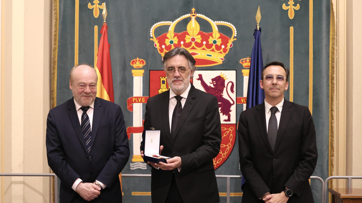 Imposición de la cruz de la Orden Civil de Alfonso X el Sabio al músico vallisoletano Diego Fernández Magdaleno