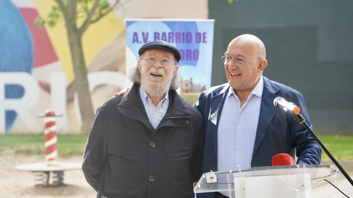 El alcalde de Valladolid, Jesús Julio Carnero, inaugura la plaza de Joaquín Díaz, junto al propio músico y folclorista y miembros de la Asociación de vecinos Barrio de San Isidro.