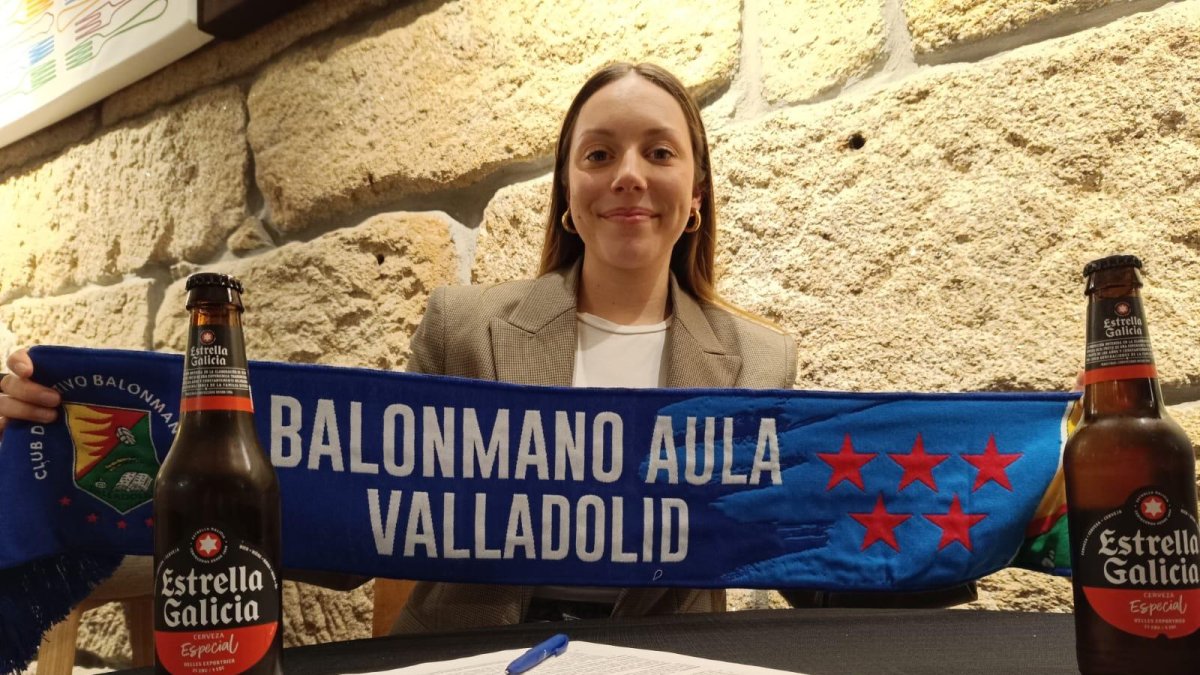Nerea Patiño con la bufanda del Caja Rural Aula