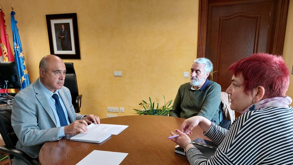 El subdelegado del Gobierno, Jacinto Canales, en la reunión con la Federación de Vecinos Antonio Machado.