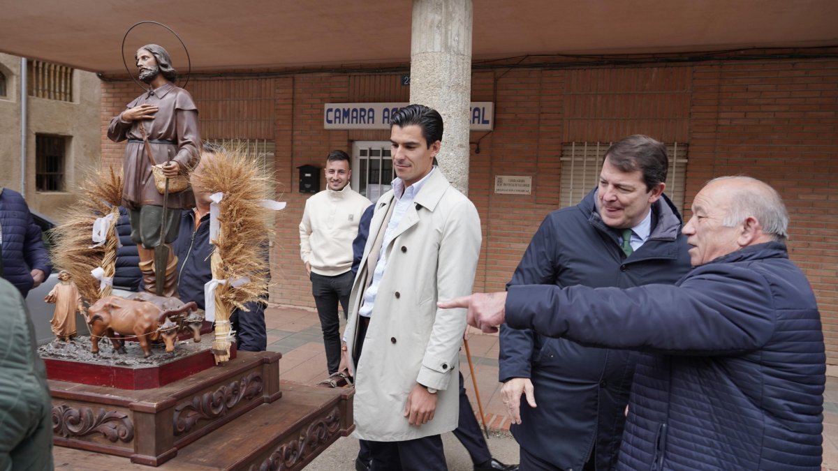 El presidente de la Junta de Castilla y León, Alfonso Fernández Mañueco, asiste a los actos de celebración del día de San Isidro Labrador en Villalón de Campos (Valladolid)