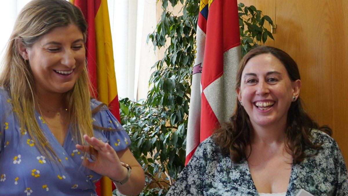 Raquel Alonso y Sonia Tamames, en una imagen de archivo del verano pasado con los datos de calidad del agua de Moreras.