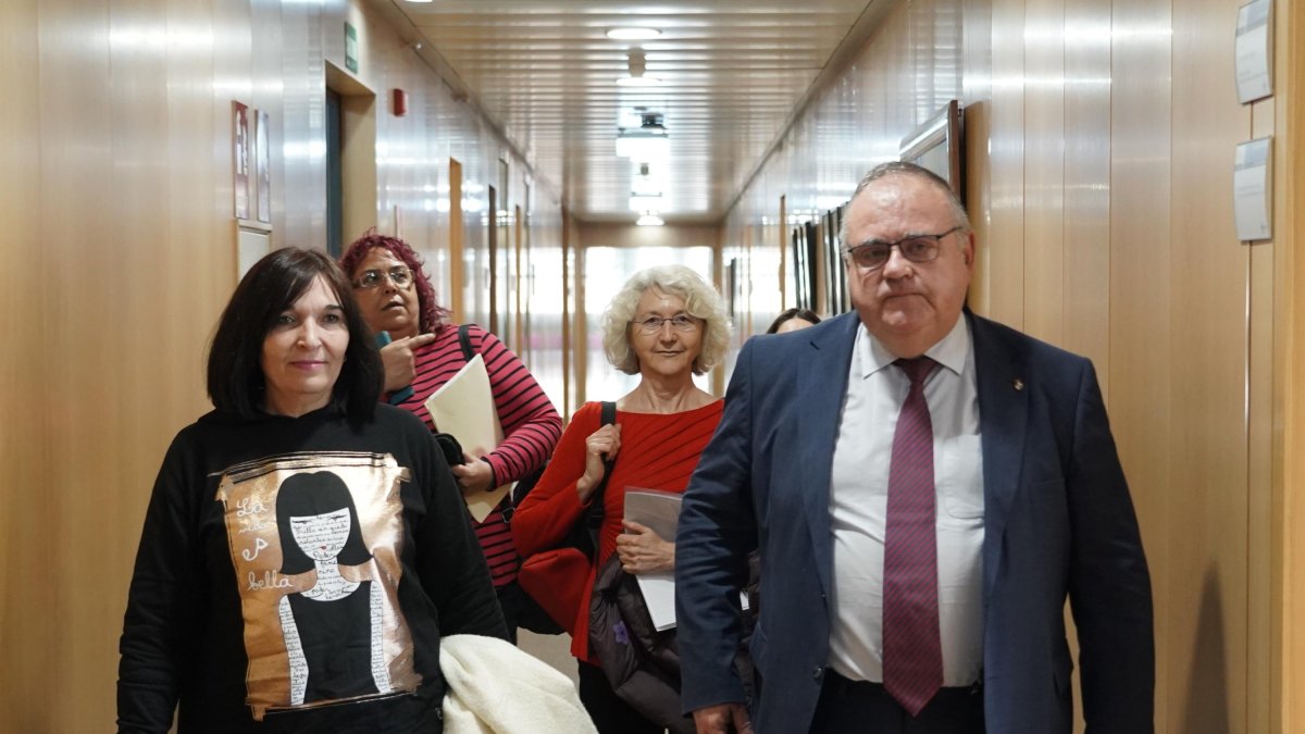 El consejero de Sanidad, Alejandro Vázquez, se reúne con la coordinadora de las Plataformas por la Sanidad Pública de Castilla y León.