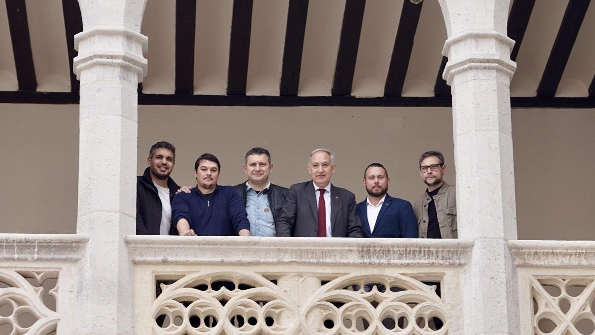 El rector de la UVA, Antonio Largo, junto a representantes de los restaurantes con Estrella Michelín de Valladolid en la presentación de las novedades de la universidad para el próximo curso