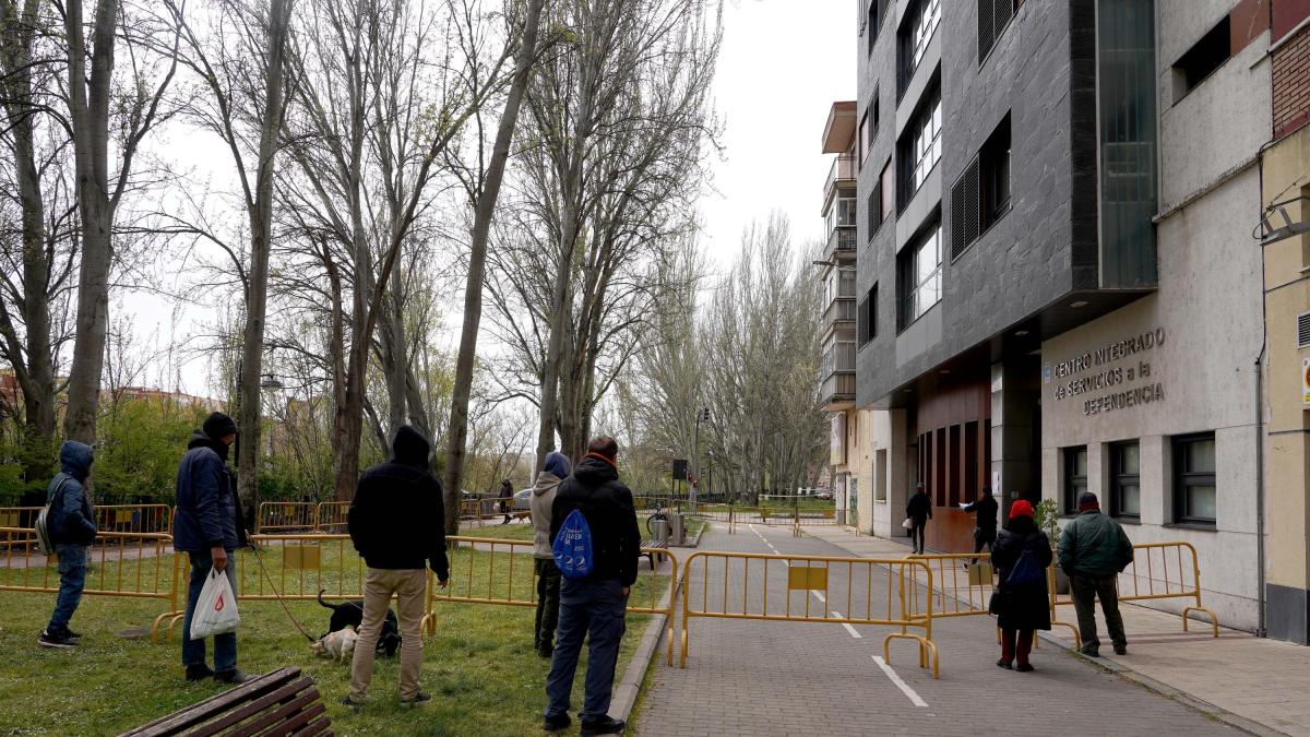 Reparto de menús en albergue municipal de Valladolid, imagen de archivo