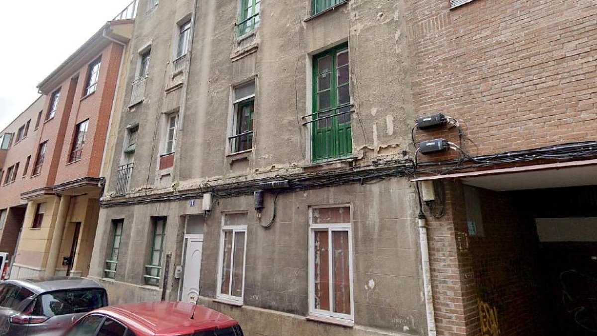 Edificio del número 4 de la calle Olmedo, vacío y en ruina. GGL SW