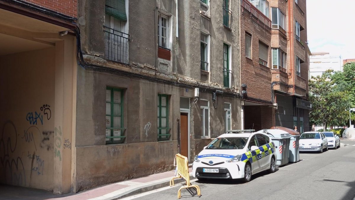 Un coche de la Policía Municipal hace guardia ante el edificio okupado