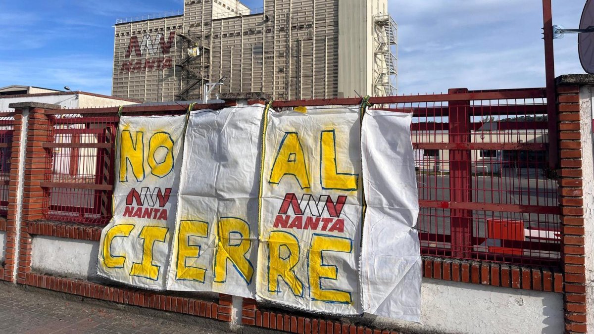 Pancarta colocada en la valla de acceso a la empresa