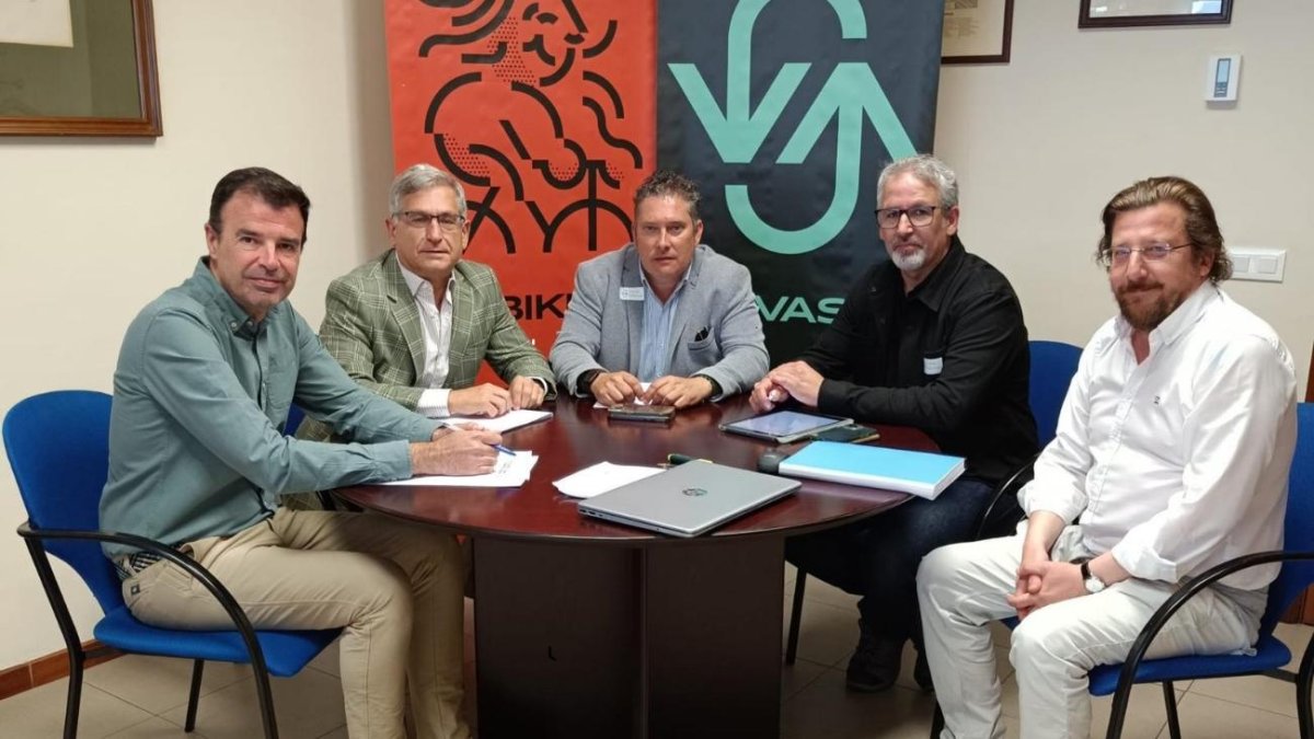 En el centro de la foto, Alberto Redondo, alcalde de La Cistérniga y Eduardo Cabanillas, segundo por la izquierda, gerente de AUVASA, junto a otros responsables técnicos.