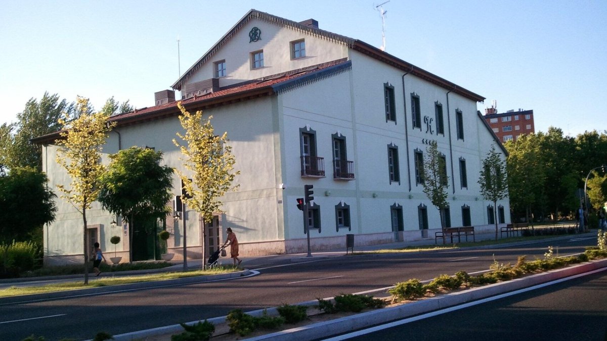 Fachada del hotel Marqués de la Ensenada desde la avenida de Salamanca