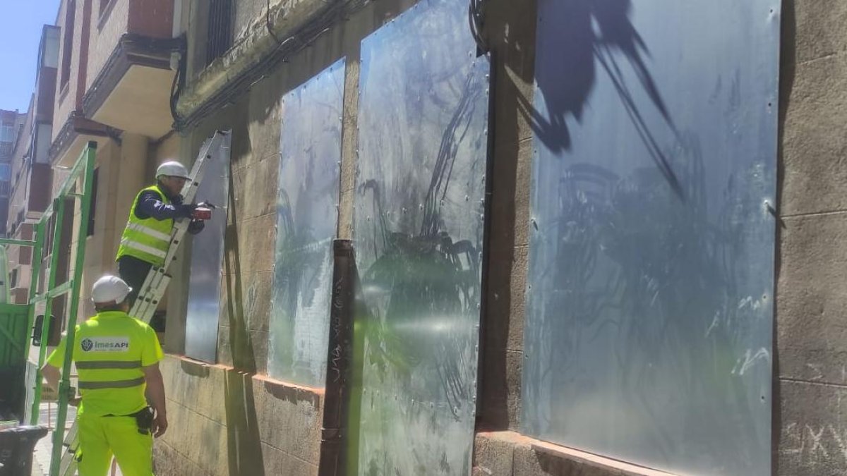 Operarios tapian la planta baja del edificio 4 de la calle Olmedo