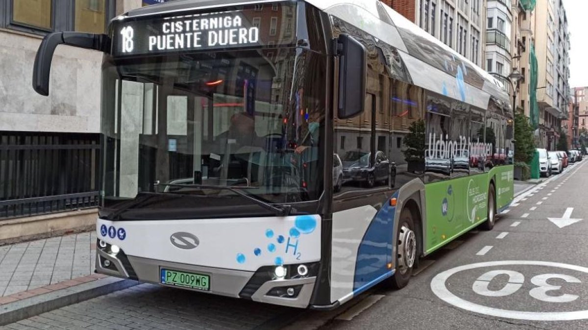 Uno de los autobuses que conecta La Cistérniga con Valladolid.