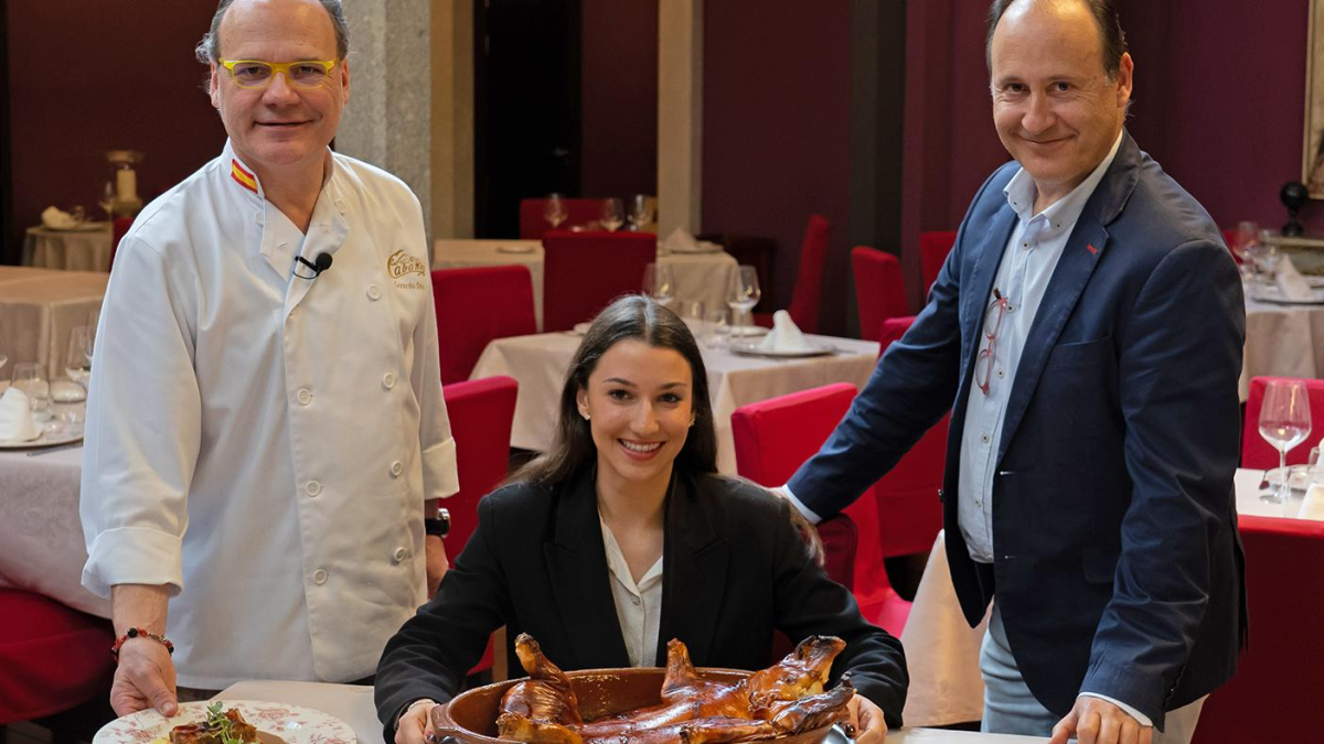 Gerardo, María y Vicente, en el comedor de Las Cabañas