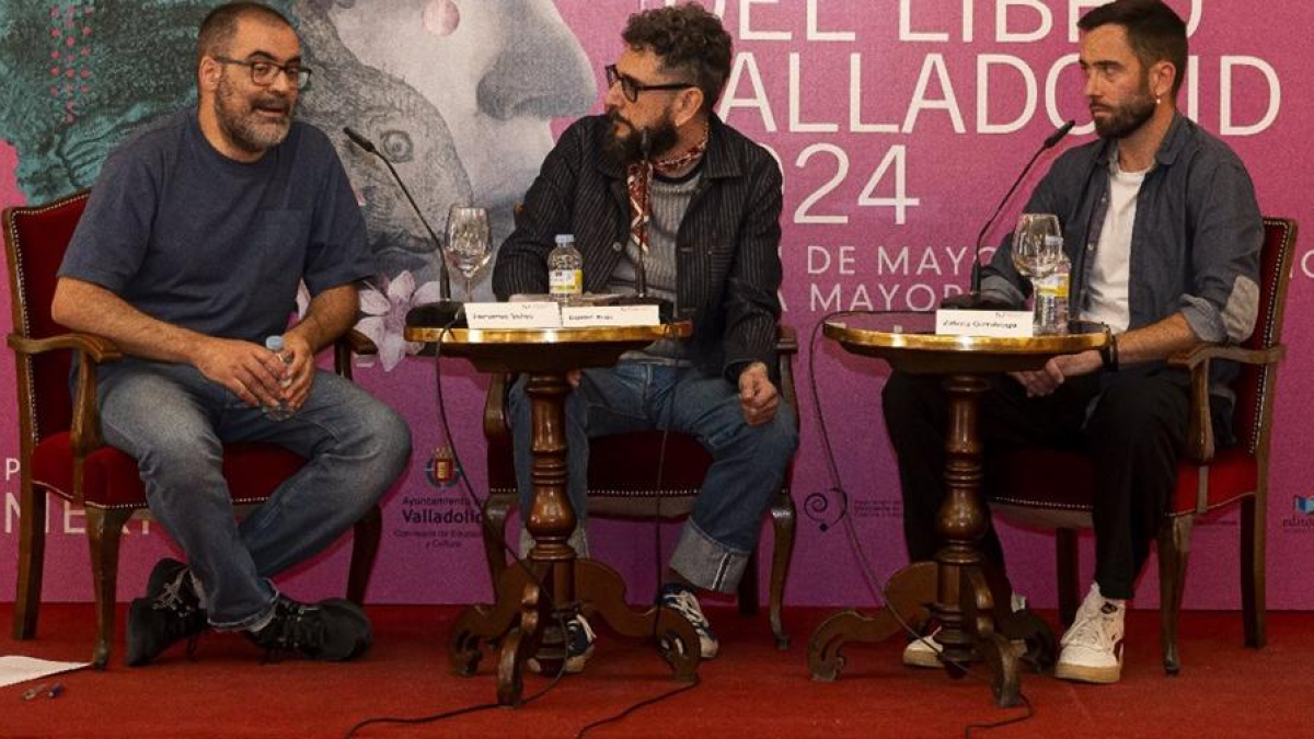 Los escritores Zuhaitz Gurrutxaga y Fernando Balius, junto con el periodista Daniel G. Rojo.