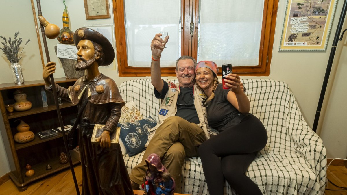 El hospitalero Pablo Aldazábal y la peregrina húngara Kitii Czor, este lunes en el albergue de Puente Duero.
