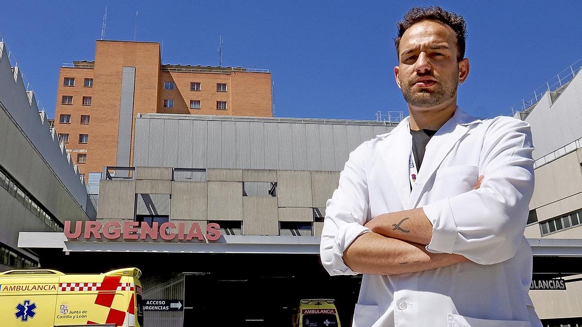 El psicólogo Álvaro Vicente, frente a la fachada del Hospital Clínico de Valladolid