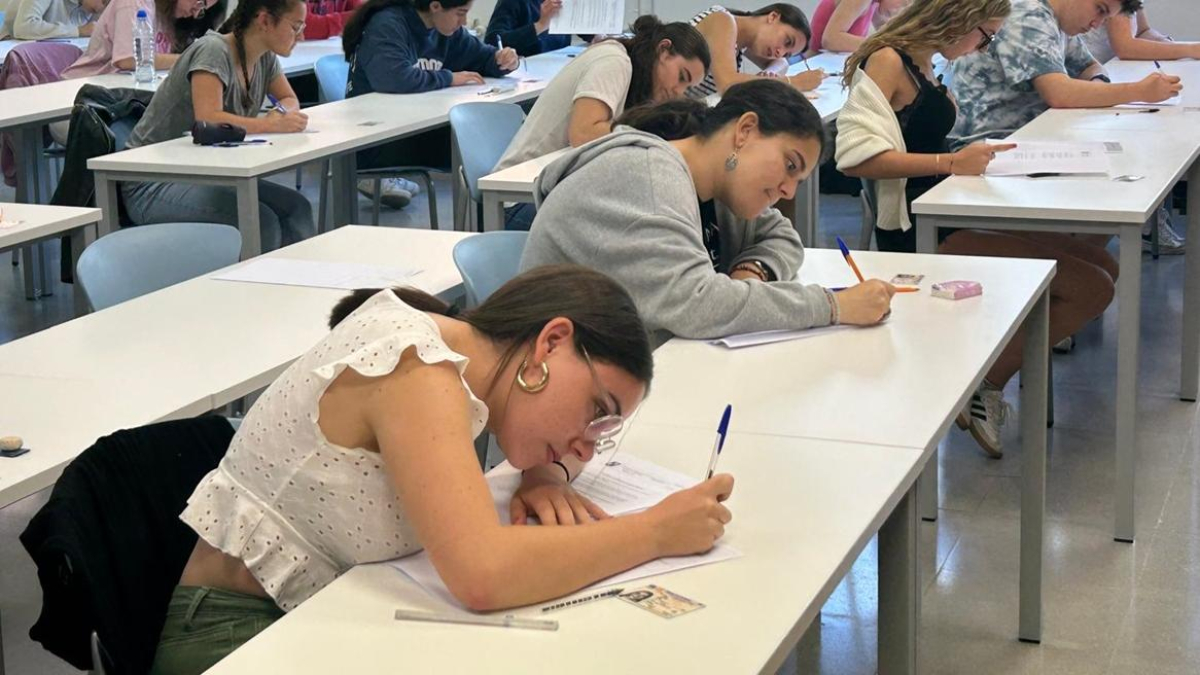 Alumnos de Valladolid se examinan de la EBAU en el Aulario del Campus Esgueva (Valladolid).