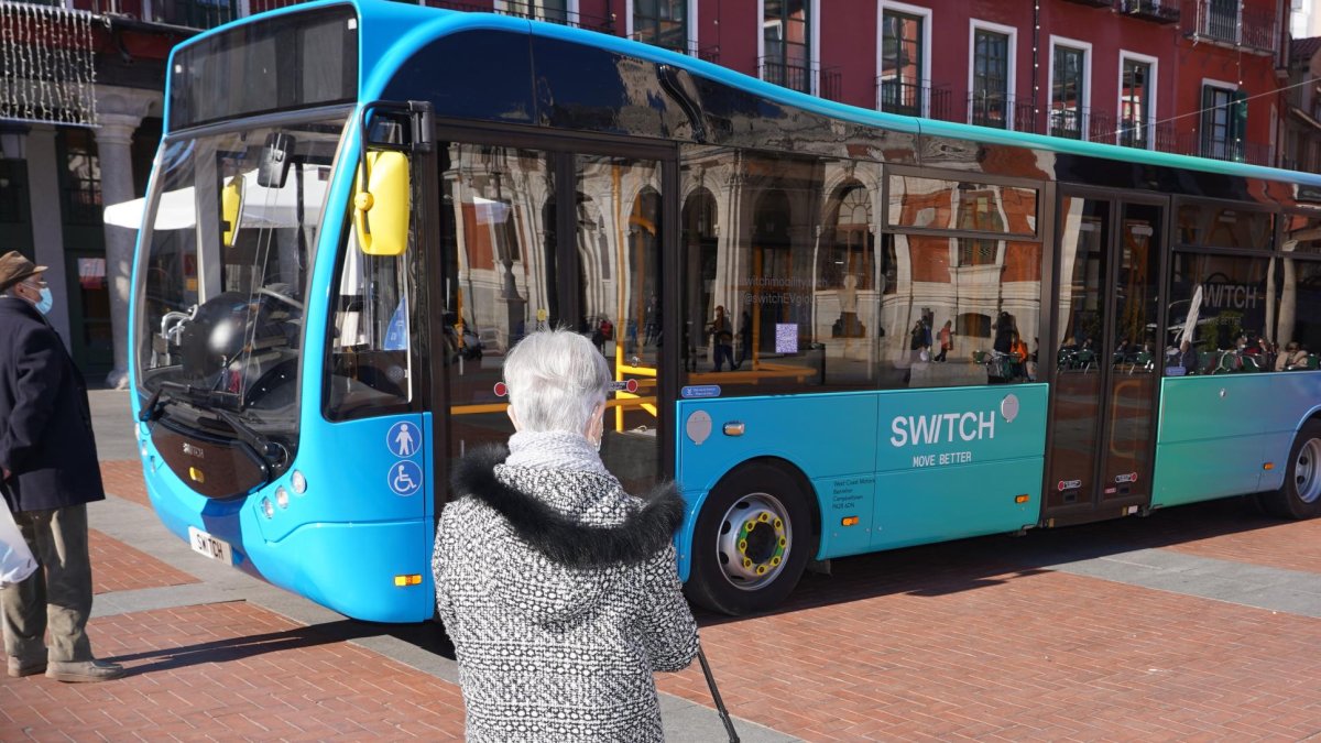 Autobús de la empresa india Switch Mobility en la plaza Mayor de Valladolid