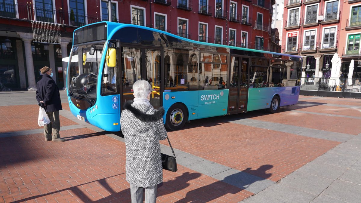 Presentación del prototipo de autobús Switch Mobility en la plaza Mayor.