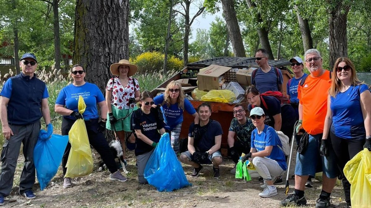 Voluntarios de Telefónica participan en una acción de recogida de residuos en el entorno del Canal de Castilla. EUROPA PRESS