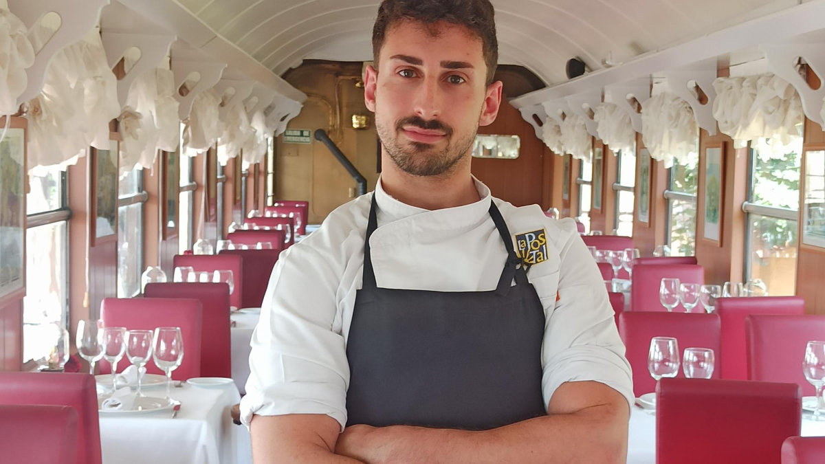 Diego Albornos se formó en los fogones de la Postal de la mano de Joni Barroso. Tras seis años de experiencia, el segoviano ha asumido la dirección culinaria de La Postal.
