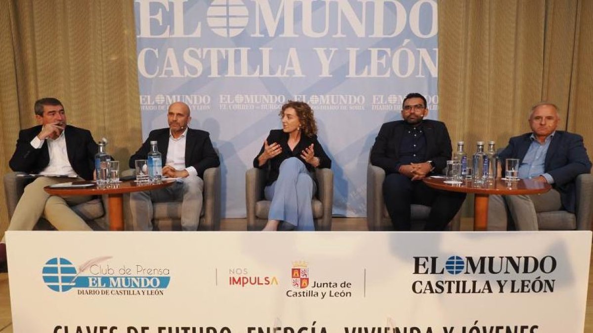 El director de El Mundo de Castilla y León, Pablo Lago, junto a Ricardo Fortuoso, María Pardo, Sergio Walter Martínez Nieto y Gonzalo Jolín, en el Club de Prensa 'Claves del futuro: Energía, Vivienda y Jóvenes’