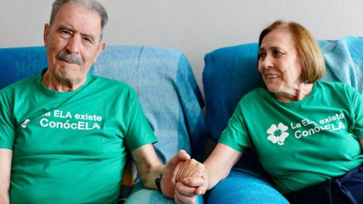 Rafael, enfermo de ELA junto a su mujer Ana