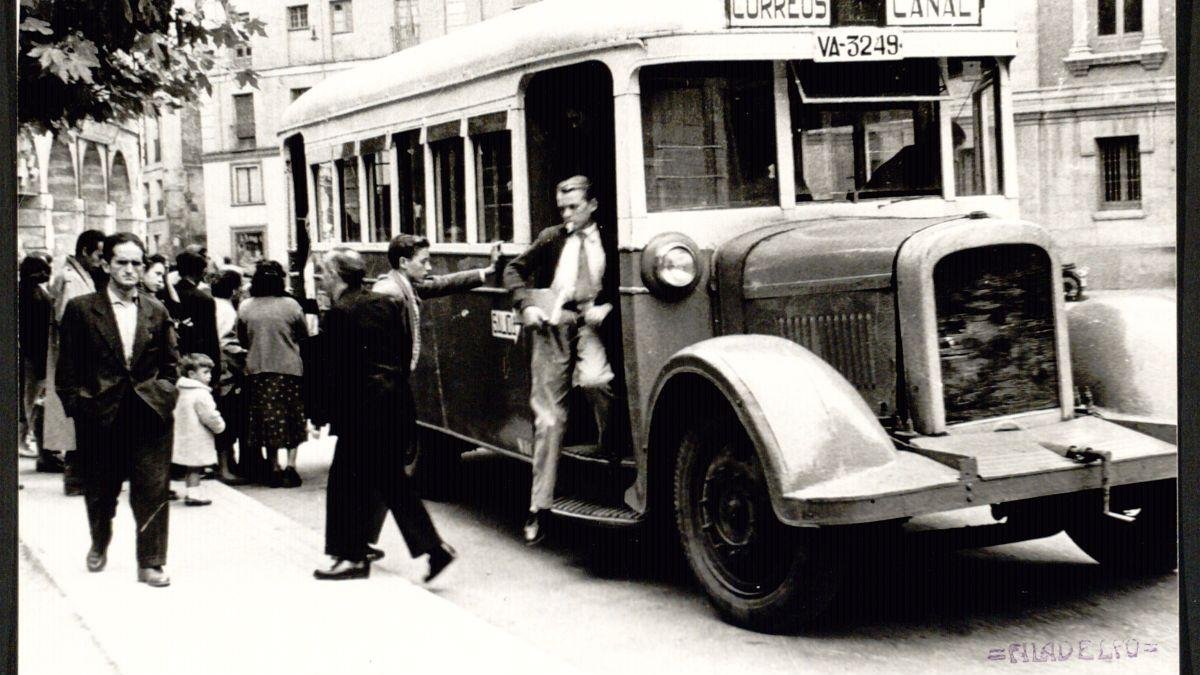 Bus de la línea 4 entre correos y el canal, parado en la plaza de la Rinconada en 1950, 22 años después del lanzamiento del servicio de autobuses urbanos.