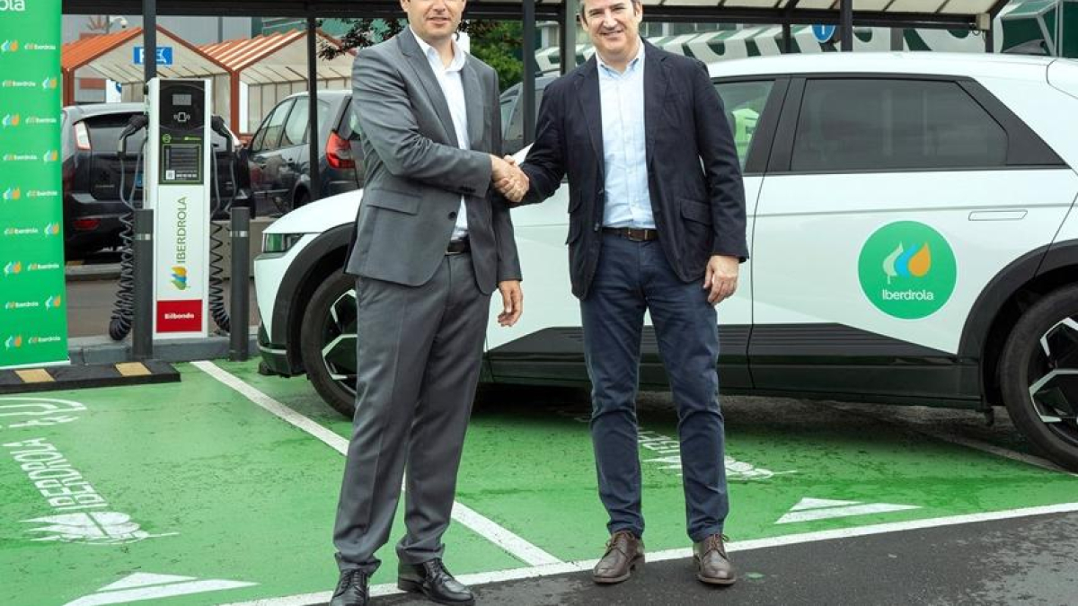 El director de Iberdrola Clientes España, David Martínez, y el director de Desarrollo de EROSKI, Javier España, acuerdan la instalación de 40 puntos de recarga para vehículos eléctricos en Castilla y León.
