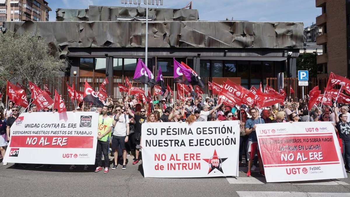 Manifestación de los trabajadores de Intrum a las puertas de la sede.