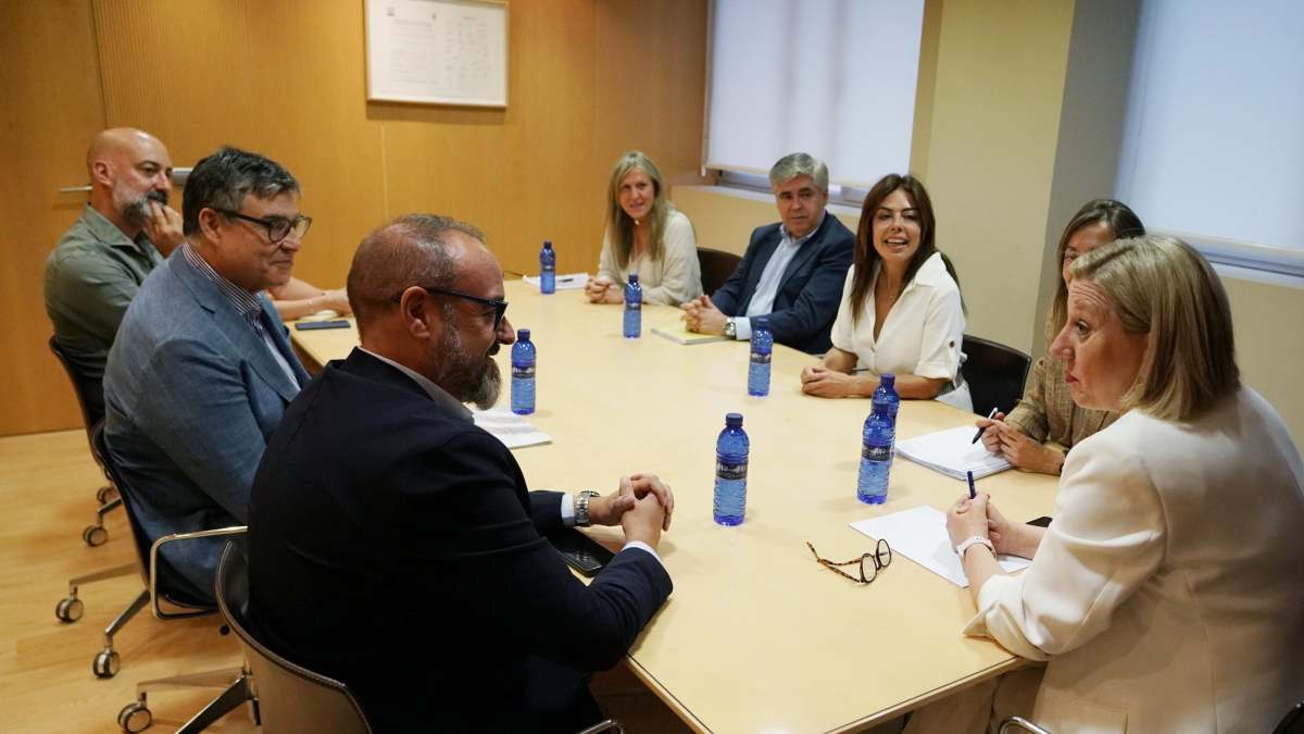 La consejera de Familia e Igualdad de Oportunidades, Isabel Blanco, se reúne con la empresa adjudicataria del nuevo contrato de gestión del centro de menores Zambrana.