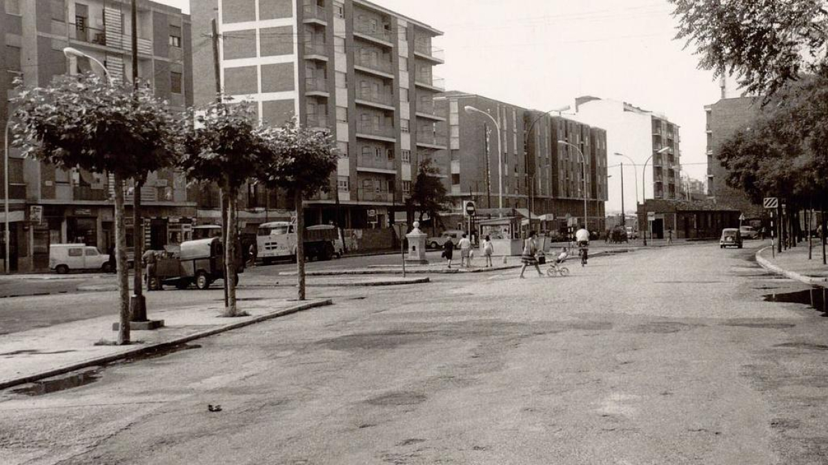 La plaza de la Virgen del Carmen con el paso a nivel al fondo en la década de los 60