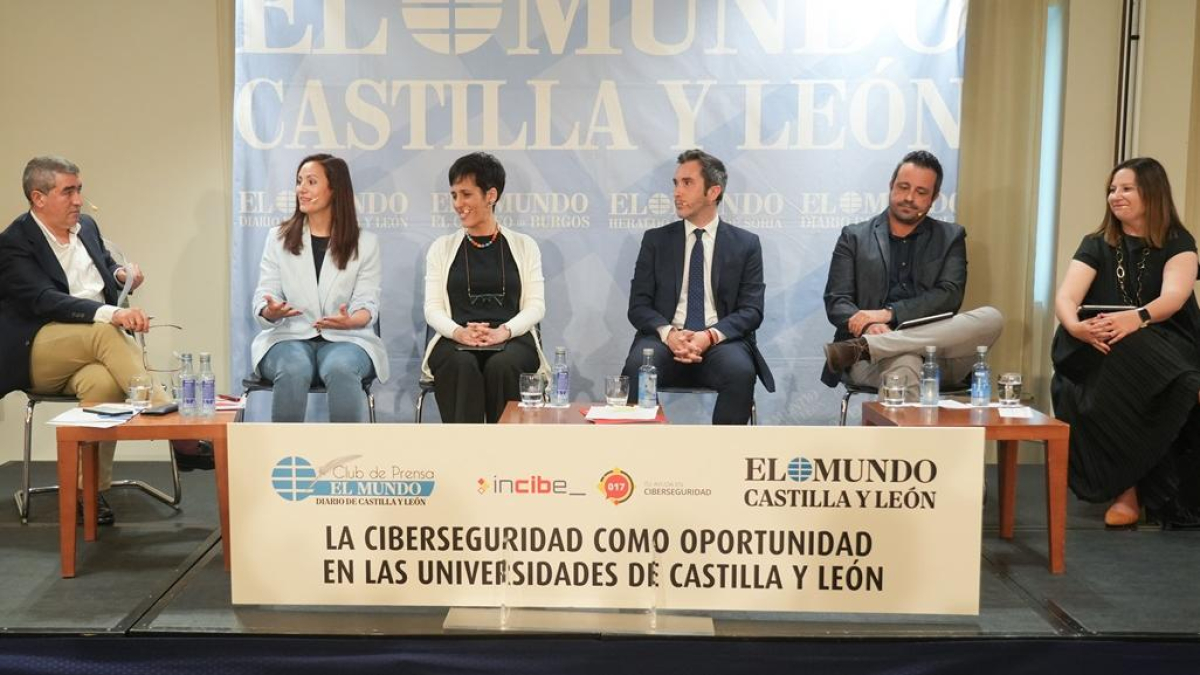 Pablo Lago, Noemí de Castro, Mercedes Martínez, Federico Bueno, Daniel Urda y Adriana Suárez durante el debate de el Club de Prensa 'La Ciberseguridad como oportunidad en las Universidades de Castilla y León'.