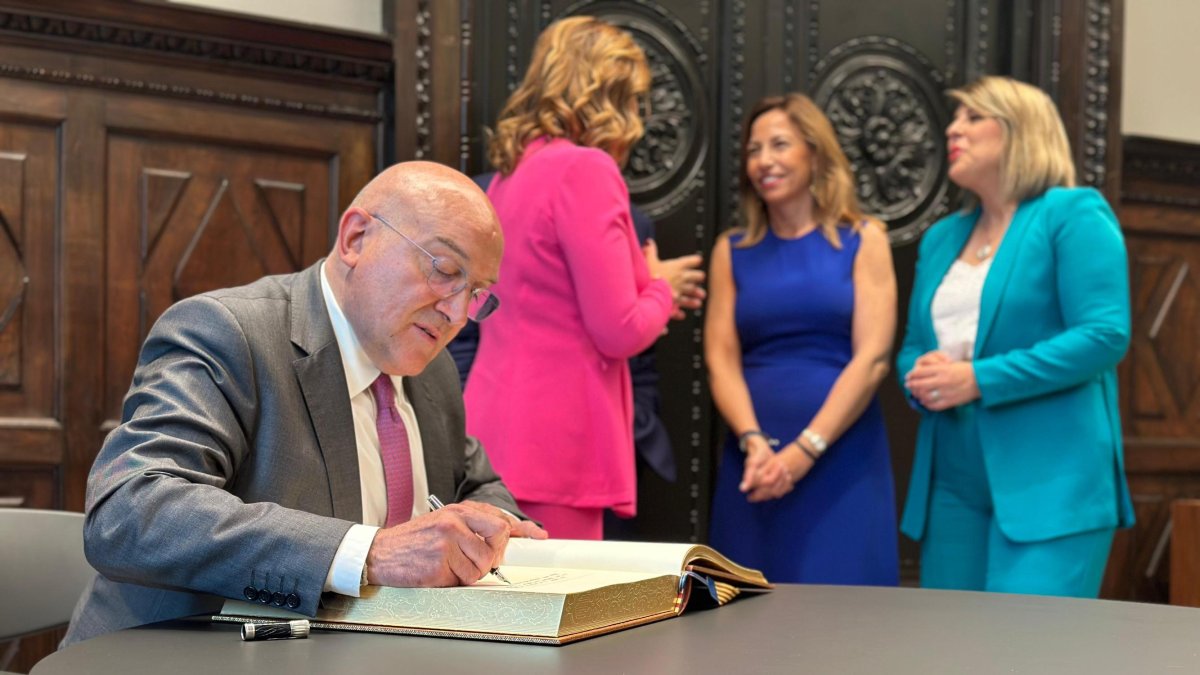 El alcalde de Valladolid firmando en el Libro de Honor del Ayuntamiento de Valencia