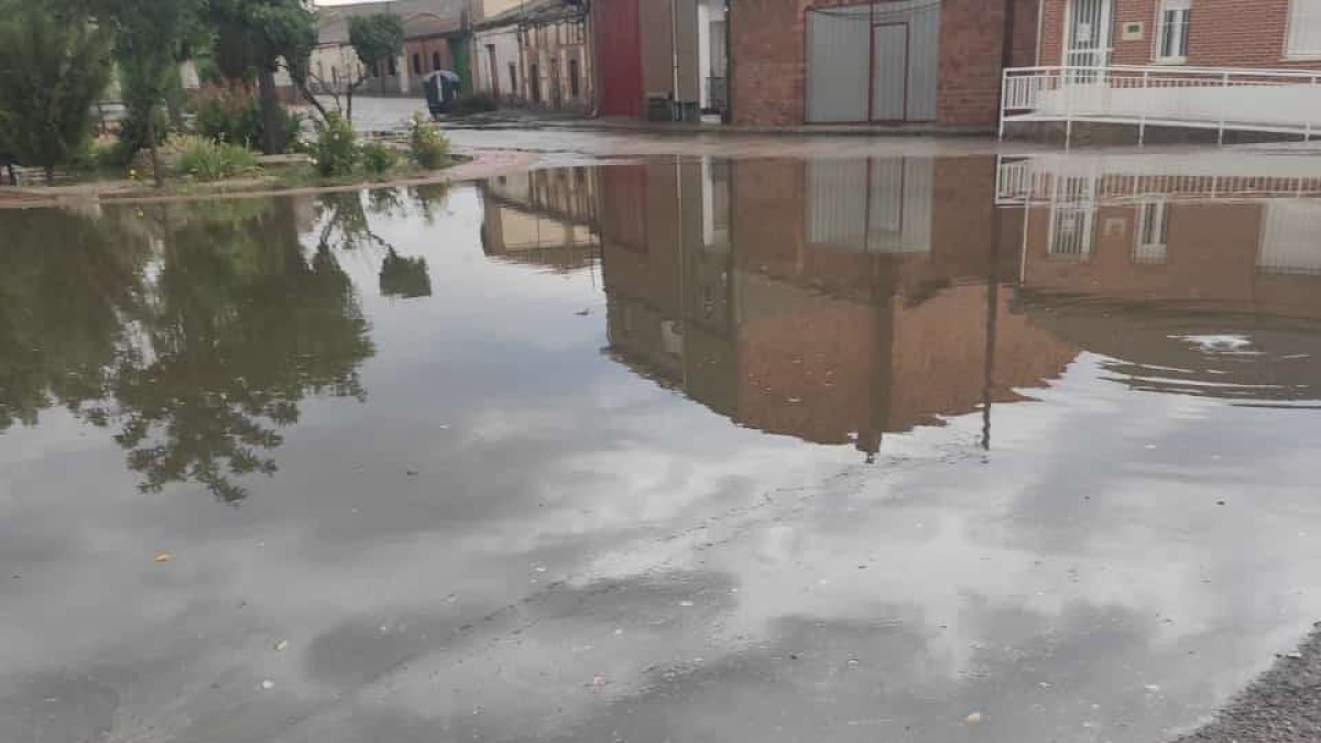 Una de las calles de Fuente el Sol inundada