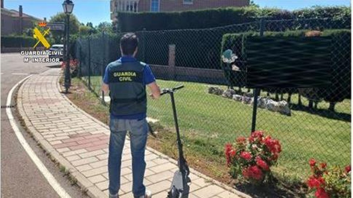 Un agente de la Guardia Civil tras recuperar el patinete