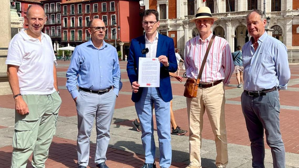 Herrero muestra el documento de petición del pleno junto a varios concejales del PSOE