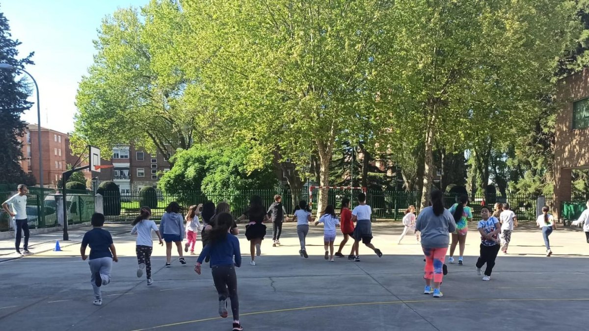 Alumnos del colegio Francisco de Quevedo, durante una actividad en el patio.