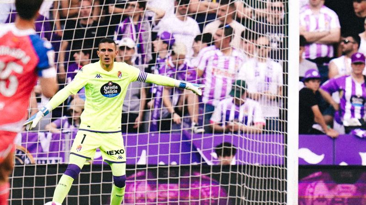 Jordi Masip controla el balón ante el Espanyol en Zorrilla