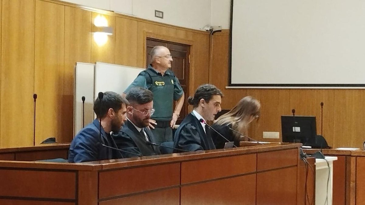 La policía nacional acusada de tráfico de drogas se declara inocente y su novio asume toda la culpa.