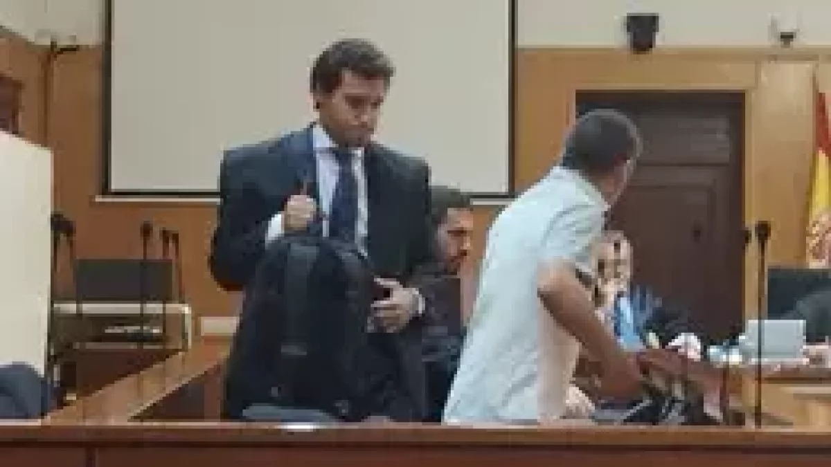 Imagen de archivo del acusado y su abogado en el juicio celebrado en la Audiencia de Valladolid el pasado mes de julio.