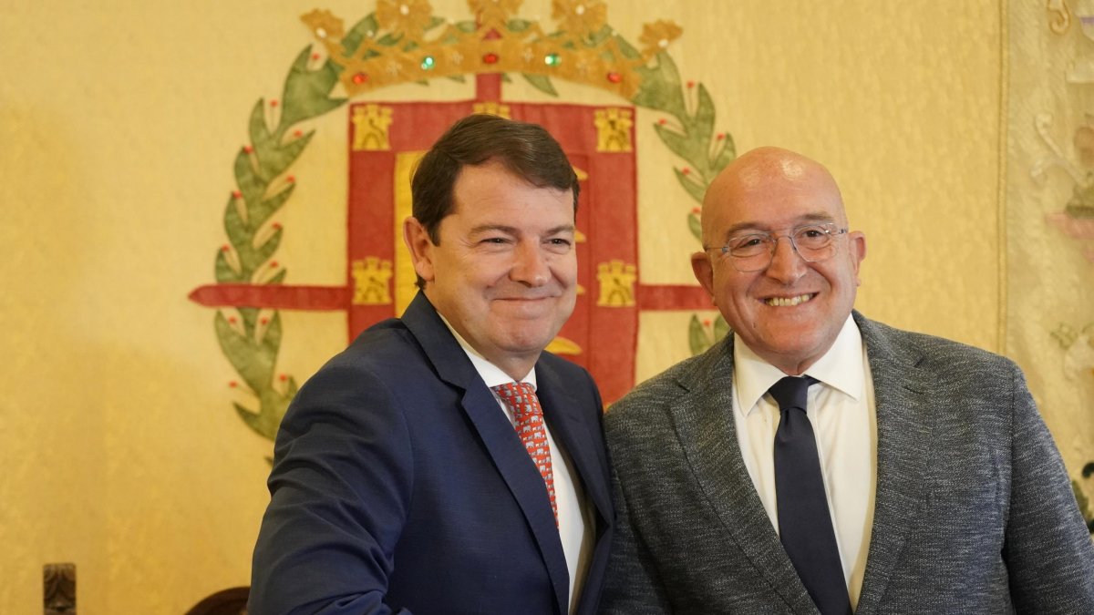 Mañueco y Carnero tras la firma del acuerdo