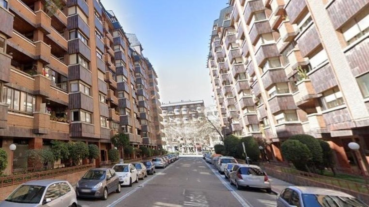 El ordenador fue robado del interior de un vehículo en la calle Domingo Martínez.