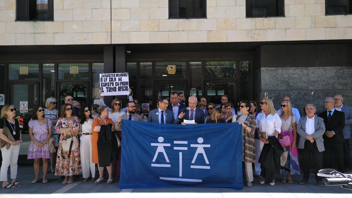 Concentración a la puerta de los Juzgados de la calle Angustias de Valladolid con motivo del Día de la Justicia Gratuita