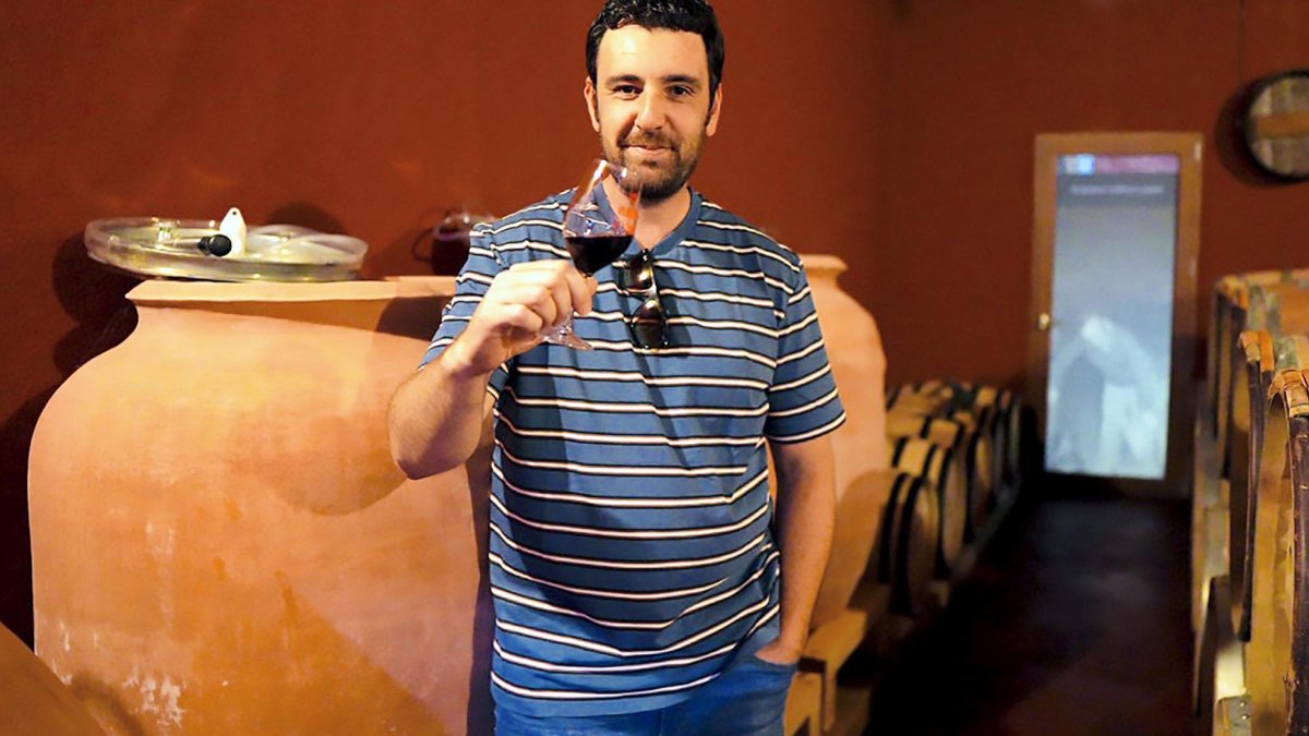 Julián BenHamou López, en el interior de su bodega en Coruña del Conde