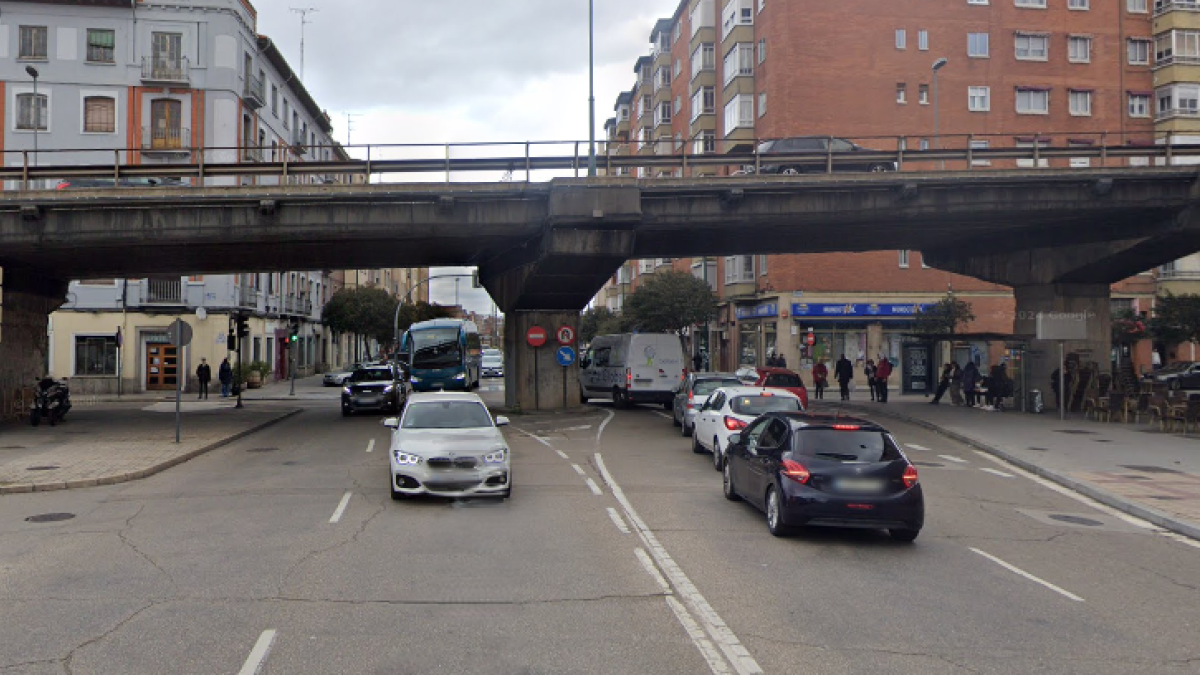 Cruce de la calle Puente Colgante con Recondo bajo el viaducto del Arco de Ladrillo, imagen de archivo