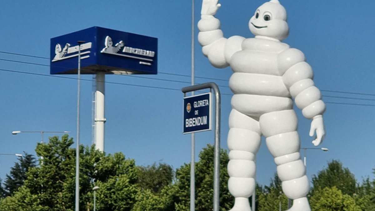 Muñeco de Michelin delante de la fábrica de Valladolid