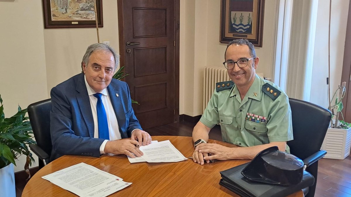 El alcalde de Laguna de Duero y el Coronel de la Comandancia de la Guardia Civil firman la prórroga